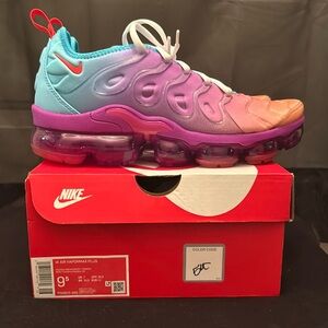 Women’s AIR VAPORMAX PLUS Size 9.5 Color: FUSCHSIA DREAM BRIGHT CRIMSON (NEW)